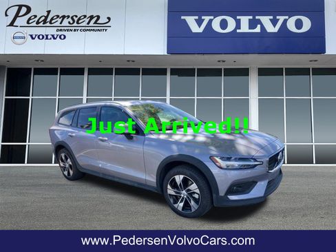 Used 2026 Volvo V60 B5 Cross Country Plus image 1