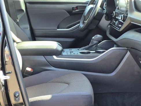 Used 2025 Toyota Highlander LE image 20
