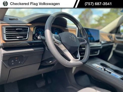 Used 2025 Volkswagen Atlas SE image 17