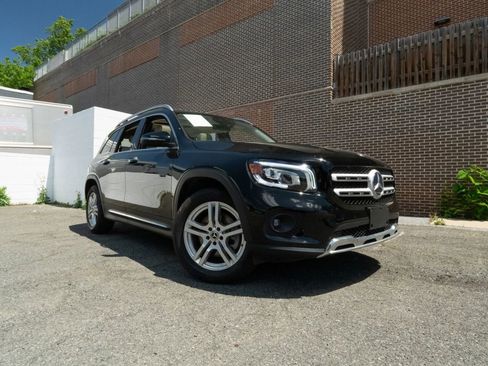 Used 2021 Mercedes-Benz GLB 250 4MATIC w/ Premium Package image 1
