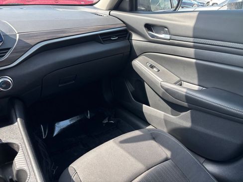 Used 2025 Nissan Altima 2.5 SV FWD image 35
