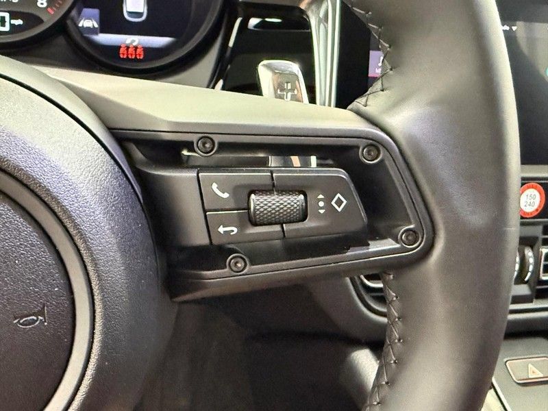 Certified 2025 Porsche Macan AWD/4WD image 19