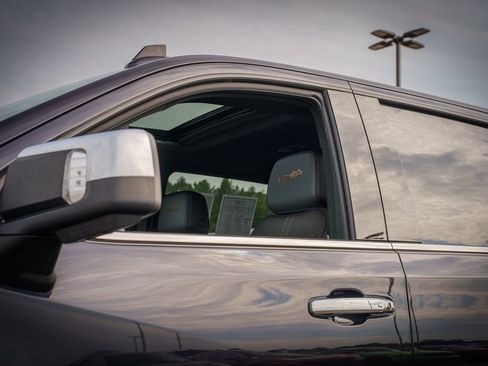 Used 2024 Chevrolet Silverado 1500 High Country w/ Technology Package AWD/4WD image 32