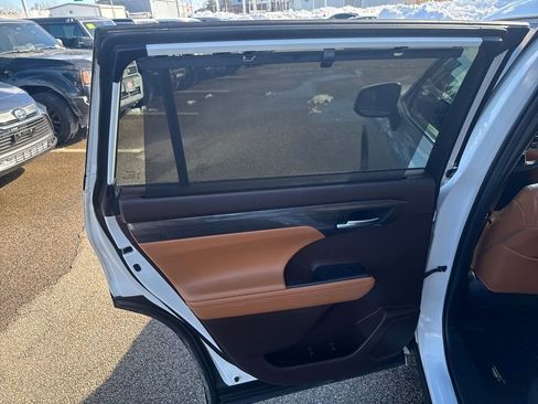 Used 2021 Toyota Highlander Platinum image 48