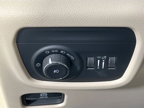 Used 2023 Jeep Grand Cherokee Limited image 10