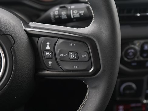 Used 2025 Jeep Wrangler Unlimited Rubicon w/ Convenience Group AWD/4WD image 27