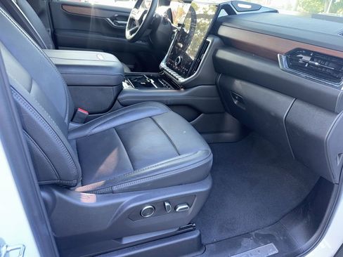 Used 2025 GMC Yukon XL Denali AWD/4WD image 18