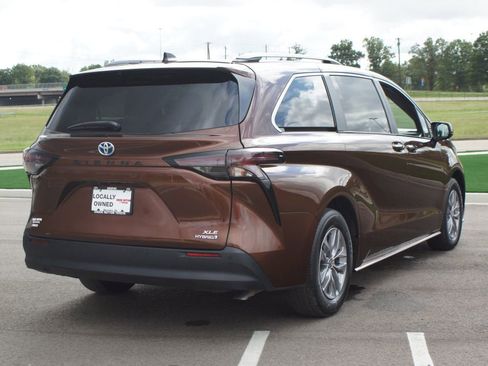 Used 2024 Toyota Sienna XLE image 23
