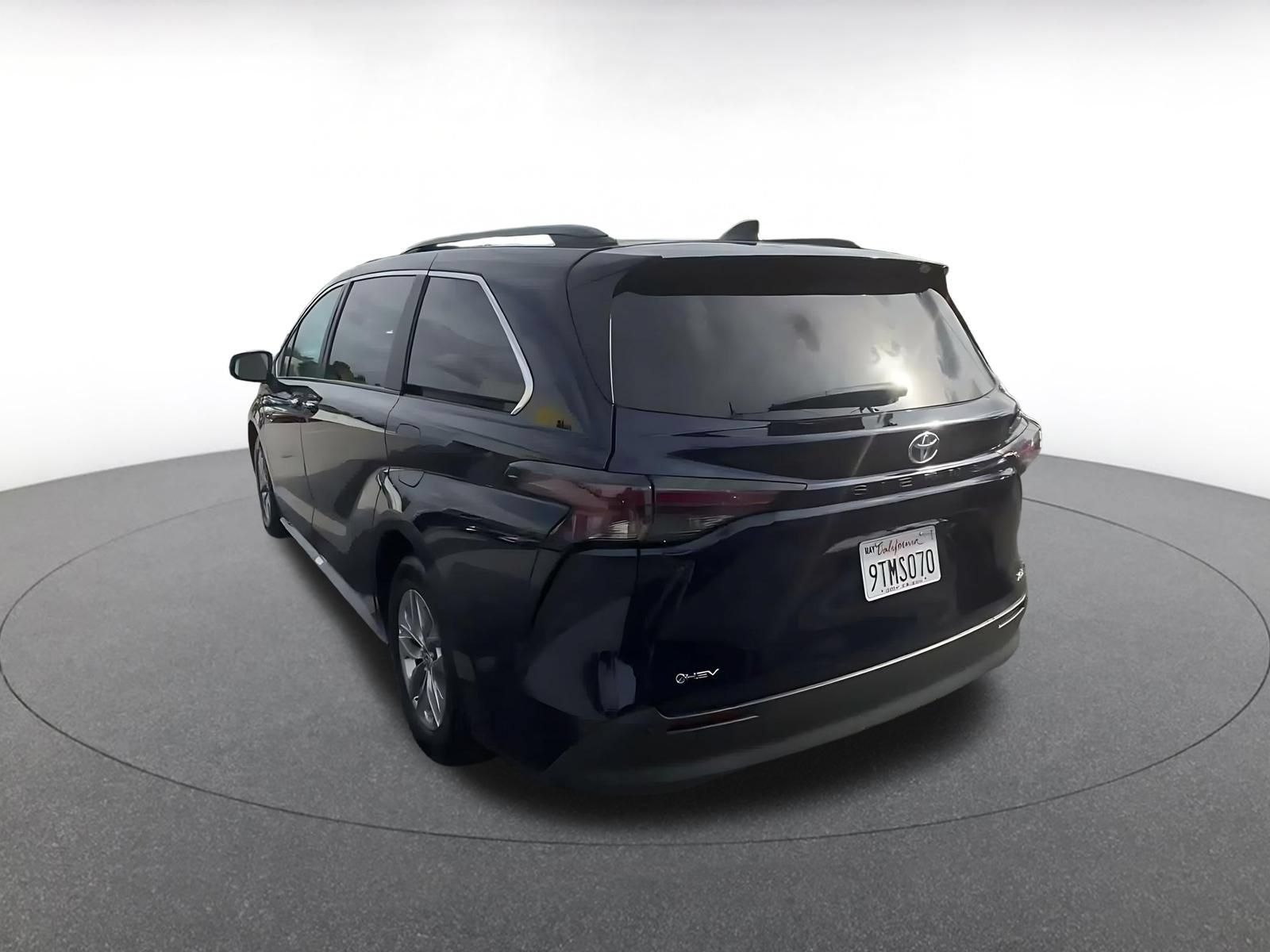 Used 2025 Toyota Sienna XLE FWD image 10