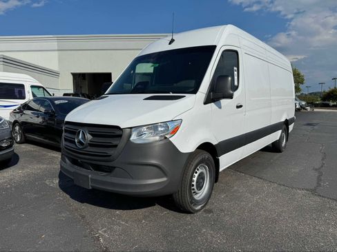 Used 2025 Mercedes-Benz Sprinter 2500 image 2