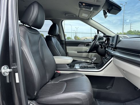 Used 2024 Kia Carnival LX FWD image 23