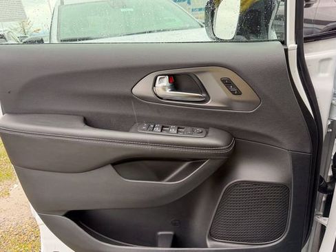 New 2026 Chrysler Pacifica Select image 13