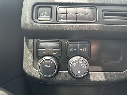 Used 2024 Chevrolet Suburban LT AWD/4WD image 21