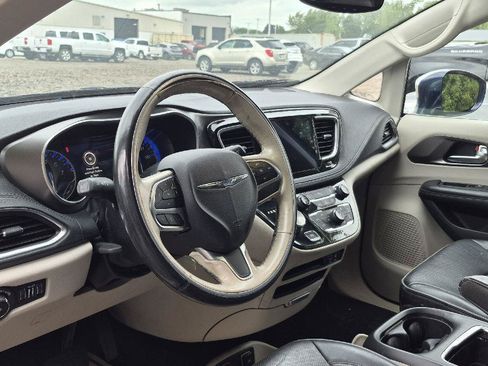 Used 2019 Chrysler Pacifica Limited FWD image 4