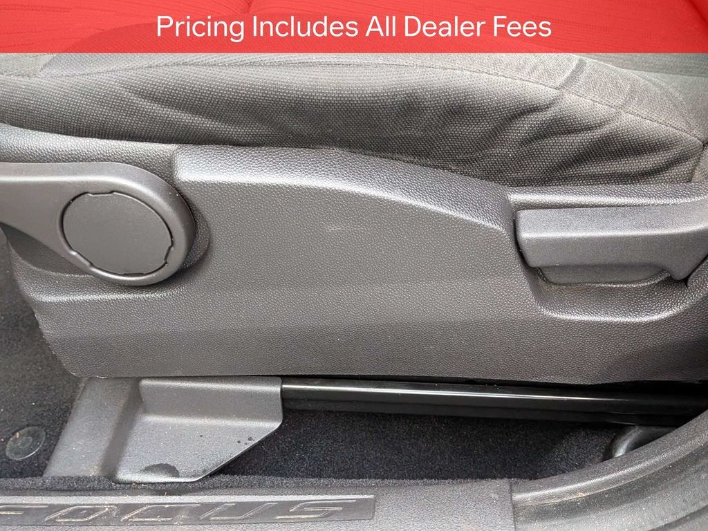 Used 2010 Ford Focus SE FWD image 19