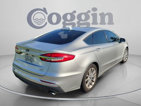Used 2019 Ford Fusion SE FWD image 4