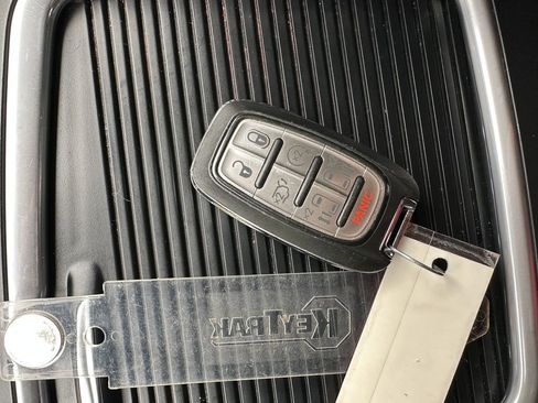 Certified 2023 Chrysler Pacifica Touring-L FWD image 9