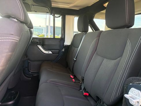 Used 2016 Jeep Wrangler Unlimited Rubicon w/ Connectivity Group AWD/4WD image 16