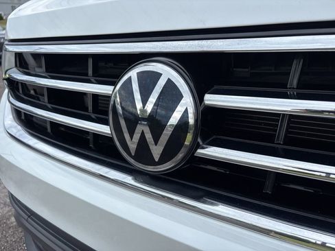 Used 2023 Volkswagen Tiguan SE w/ Panoramic Sunroof Package FWD image 11
