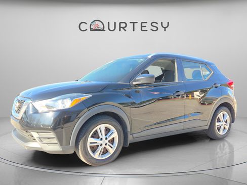 Used 2018 Nissan Kicks S image 2