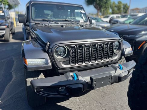 Used 2024 Jeep Wrangler Unlimited w/ Convenience Group AWD/4WD image 9