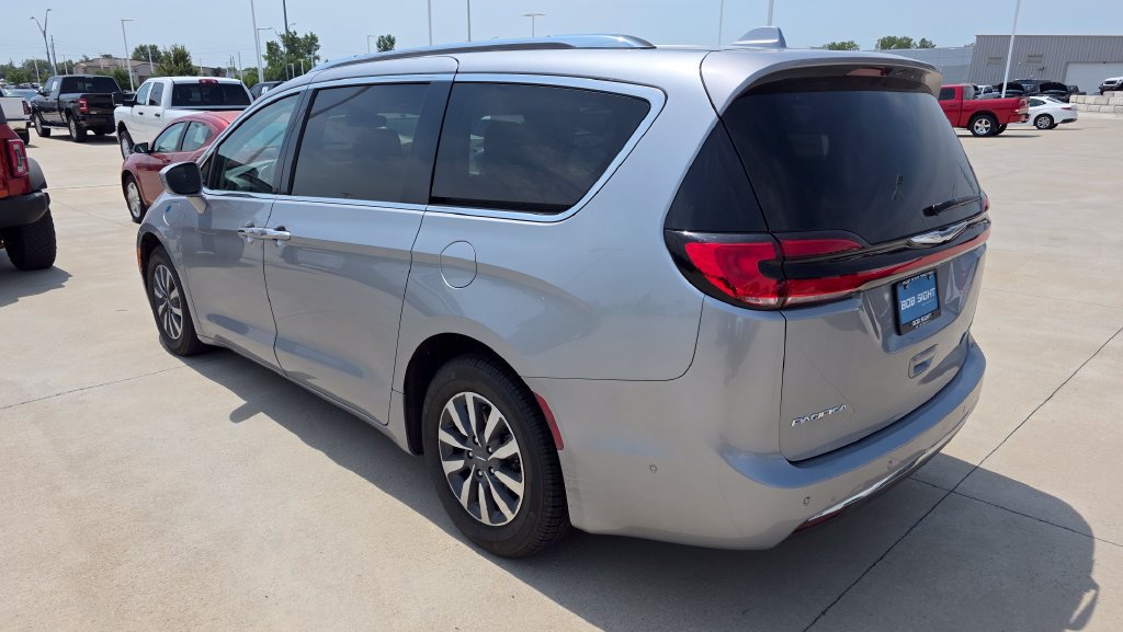 Used 2021 Chrysler Pacifica Touring-L FWD image 3