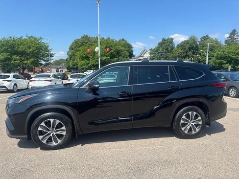 Used 2022 Toyota Highlander XLE AWD/4WD image 4