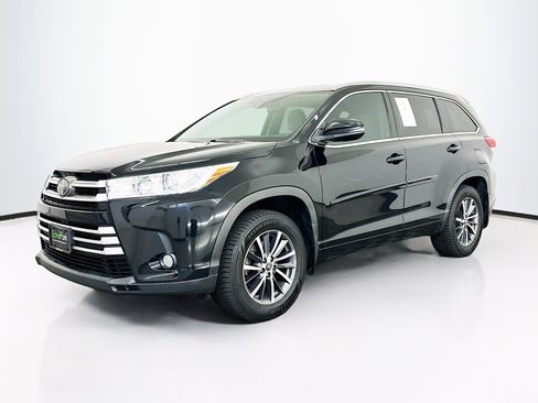 Used 2017 Toyota Highlander XLE w/ Protection Package #3 AWD/4WD image 3