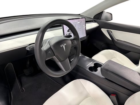 Certified 2022 Tesla Model Y Long Range AWD/4WD image 9