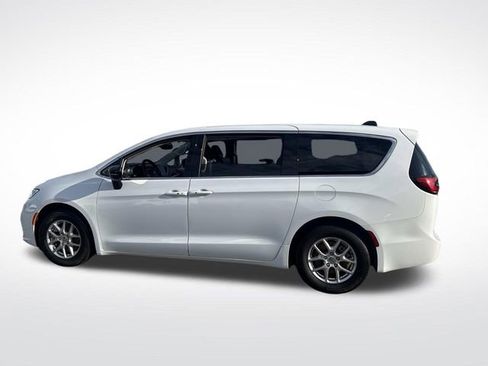 Used 2024 Chrysler Pacifica Touring-L FWD image 2
