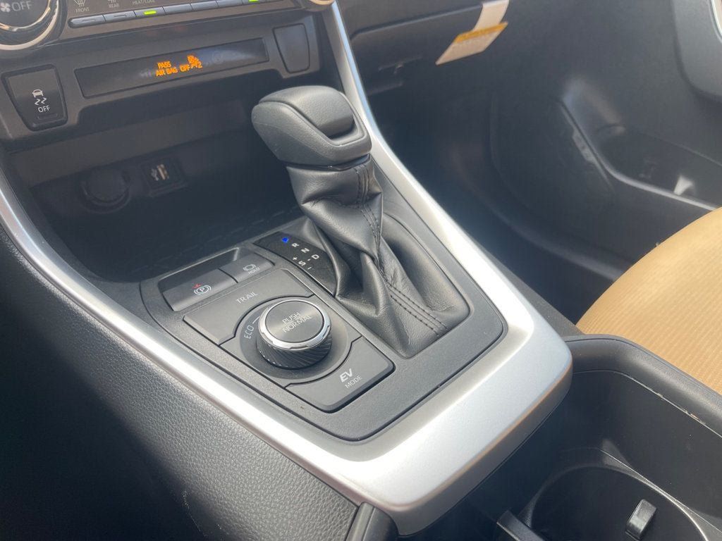 Used 2025 Toyota RAV4 LE AWD/4WD image 18