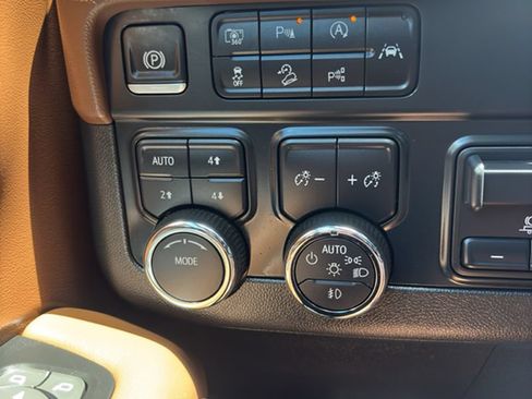 Used 2025 Chevrolet Suburban High Country w/ Sun And Tow Package AWD/4WD image 23