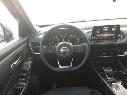 Used 2024 Nissan Rogue SV image 12