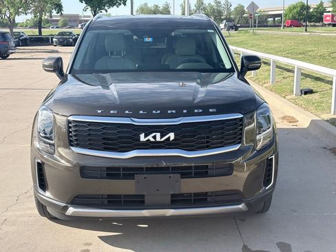 Used 2022 Kia Telluride S image 2