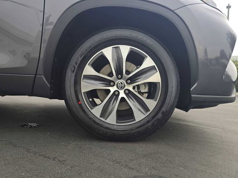 Certified 2024 Toyota Highlander XLE image 9