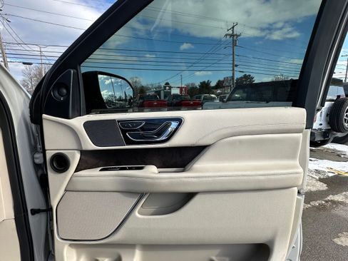 Used 2019 Lincoln Navigator Premiere image 32