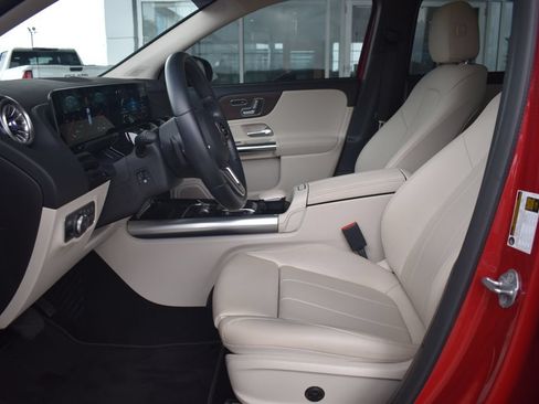 Used 2021 Mercedes-Benz GLA 250 4MATIC w/ Premium Package image 4