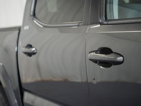 Used 2018 Toyota Tacoma SR5 AWD/4WD image 17