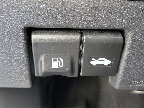 Used 2020 Nissan Versa SV image 17