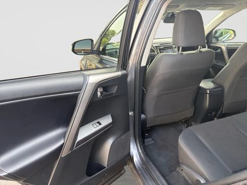 Used 2018 Toyota RAV4 XLE AWD/4WD image 14