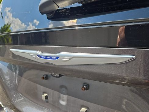 Used 2019 Chrysler Pacifica Touring-L FWD image 12