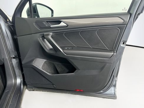 Used 2023 Volkswagen Tiguan SE w/ Panoramic Sunroof Package FWD image 33