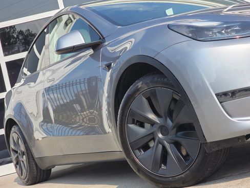 Used 2024 Tesla Model Y Long Range RWD image 12