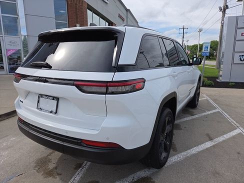 Certified 2024 Jeep Grand Cherokee Altitude AWD/4WD image 11