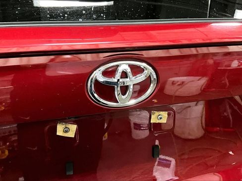 Used 2021 Toyota RAV4 LE image 31