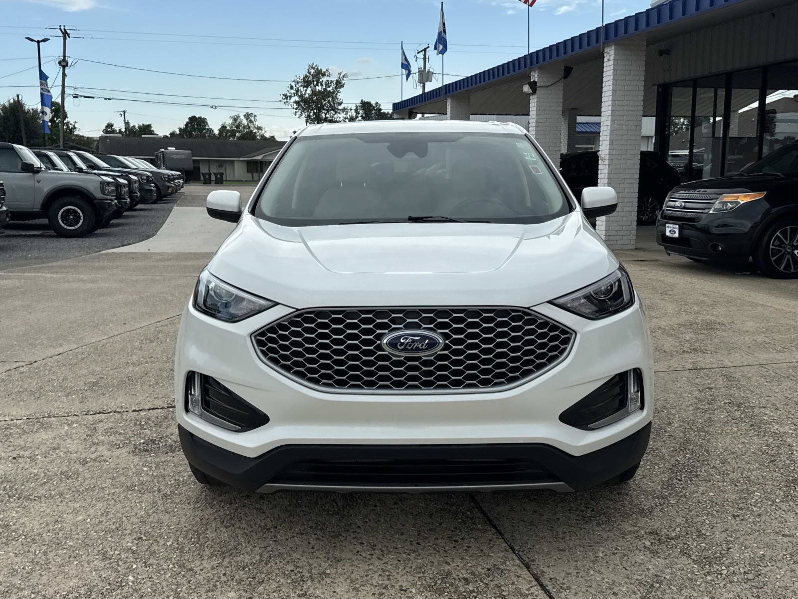 Used 2024 Ford Edge SEL w/ Convenience Package AWD/4WD image 2