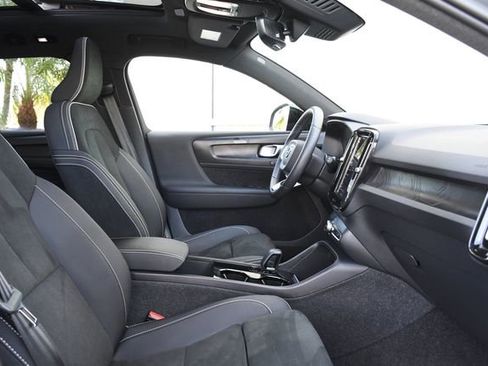 Used 2023 Volvo XC40 Recharge Plus image 29