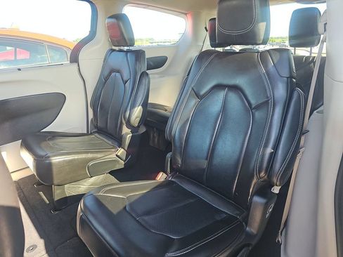 Used 2023 Chrysler Pacifica Touring-L FWD image 4