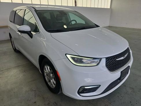 Used 2023 Chrysler Pacifica Touring-L FWD image 5