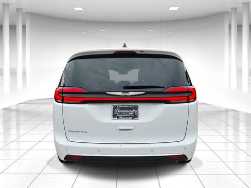 Used 2025 Chrysler Pacifica Select FWD image 4